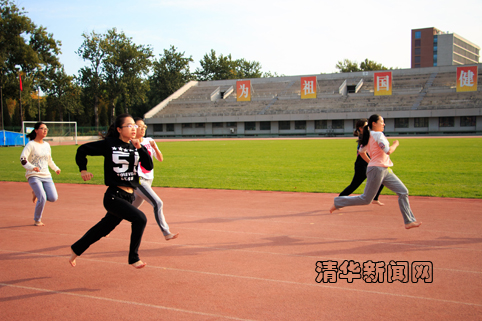 女生短跑.学生记者  苏瑾 摄