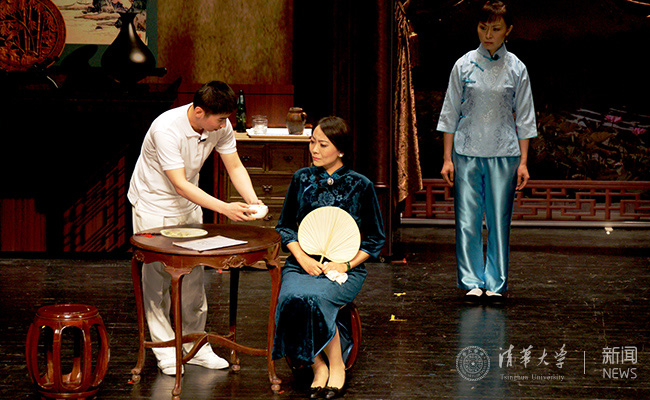 此次上演的经典话剧《雷雨,由清华大学校友总会,清华大学艺术教育
